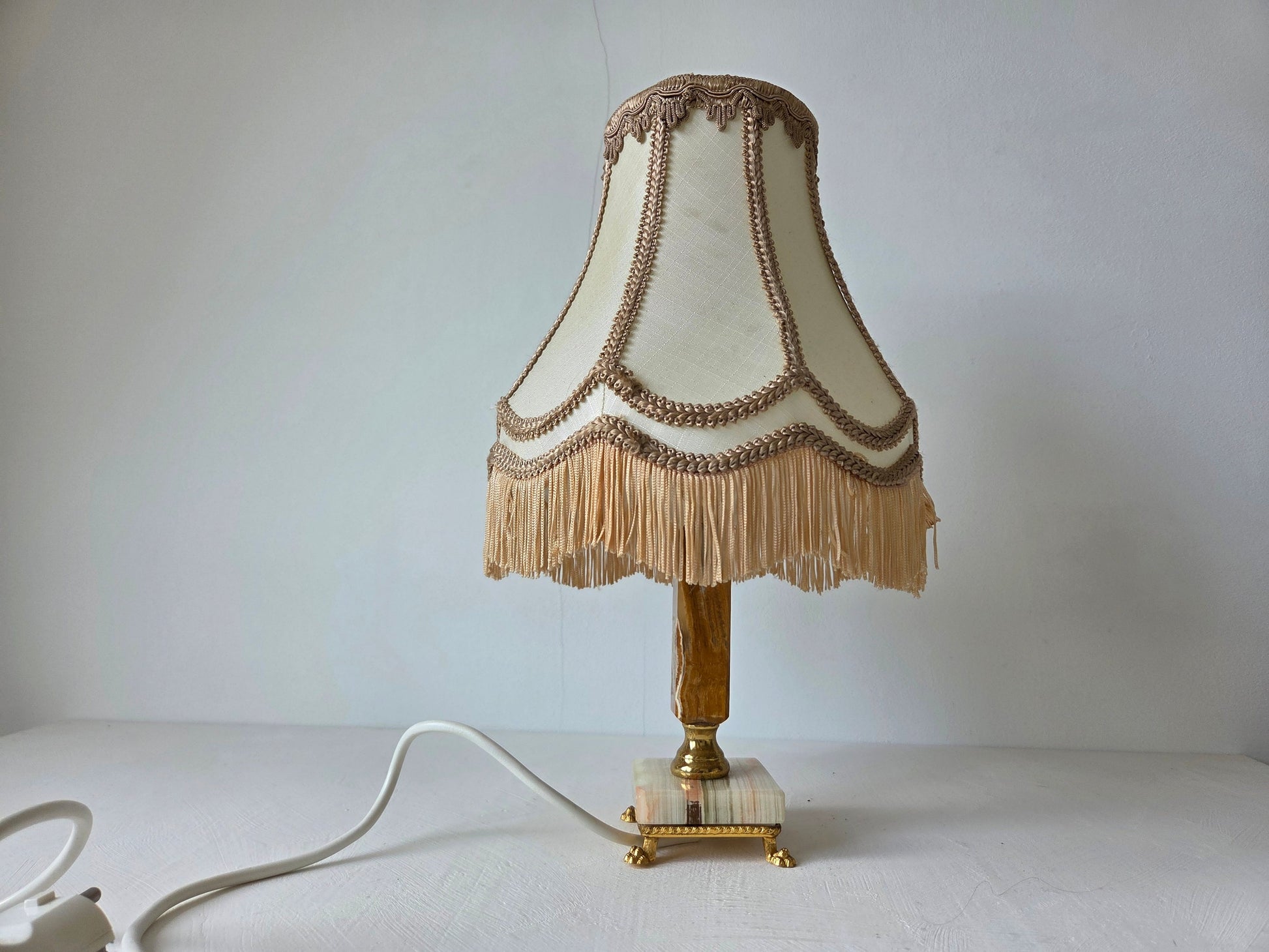 retro tafellamp onyx voet goudkleurig messing franjes