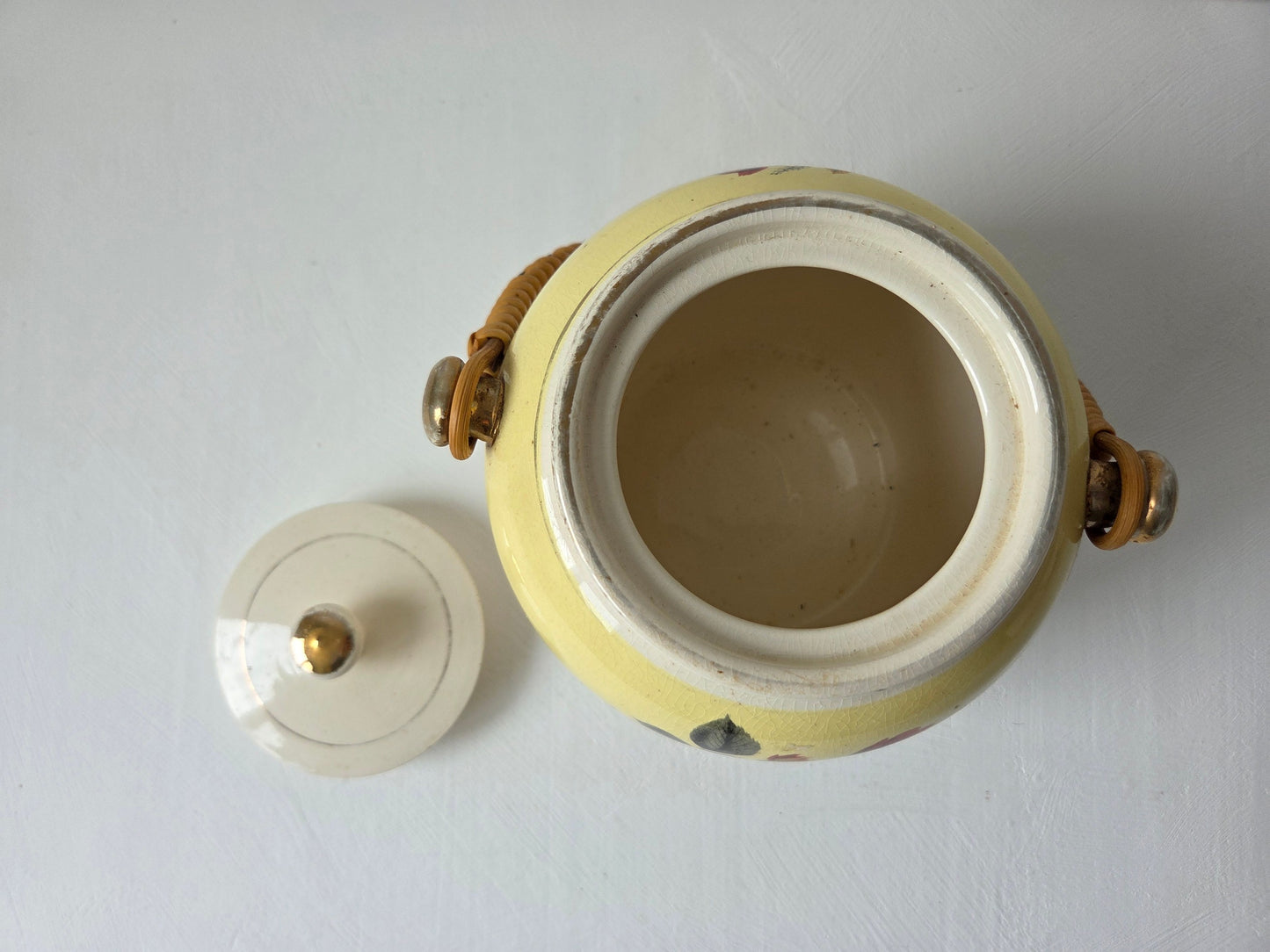 ronde keramieken pot wit geel met rieten handvat