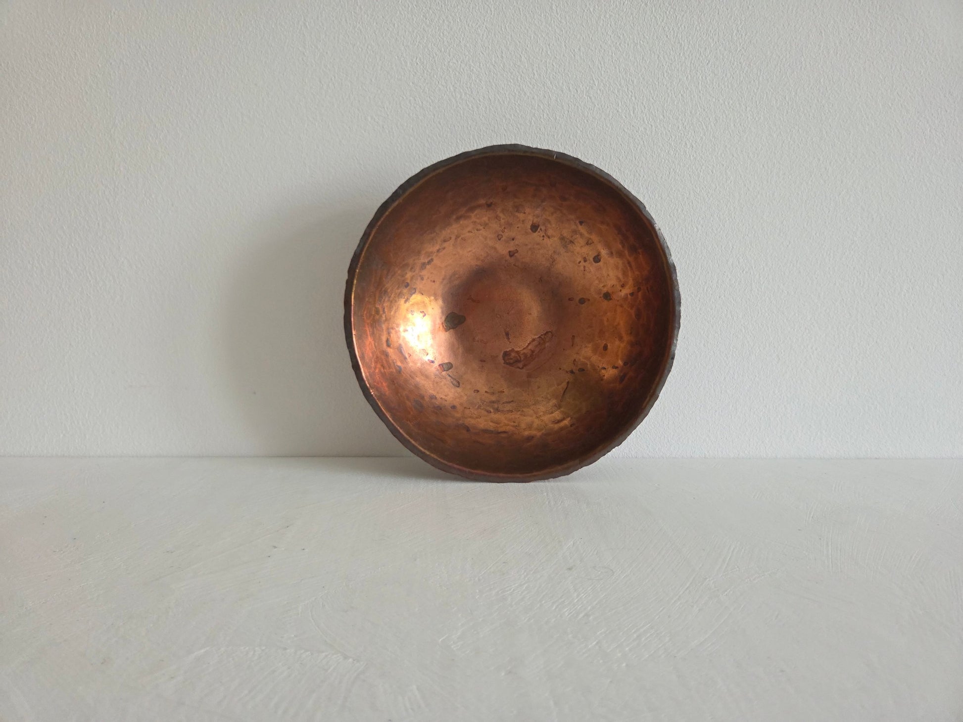 vintage gehamerde schaal koper warm bruin patina