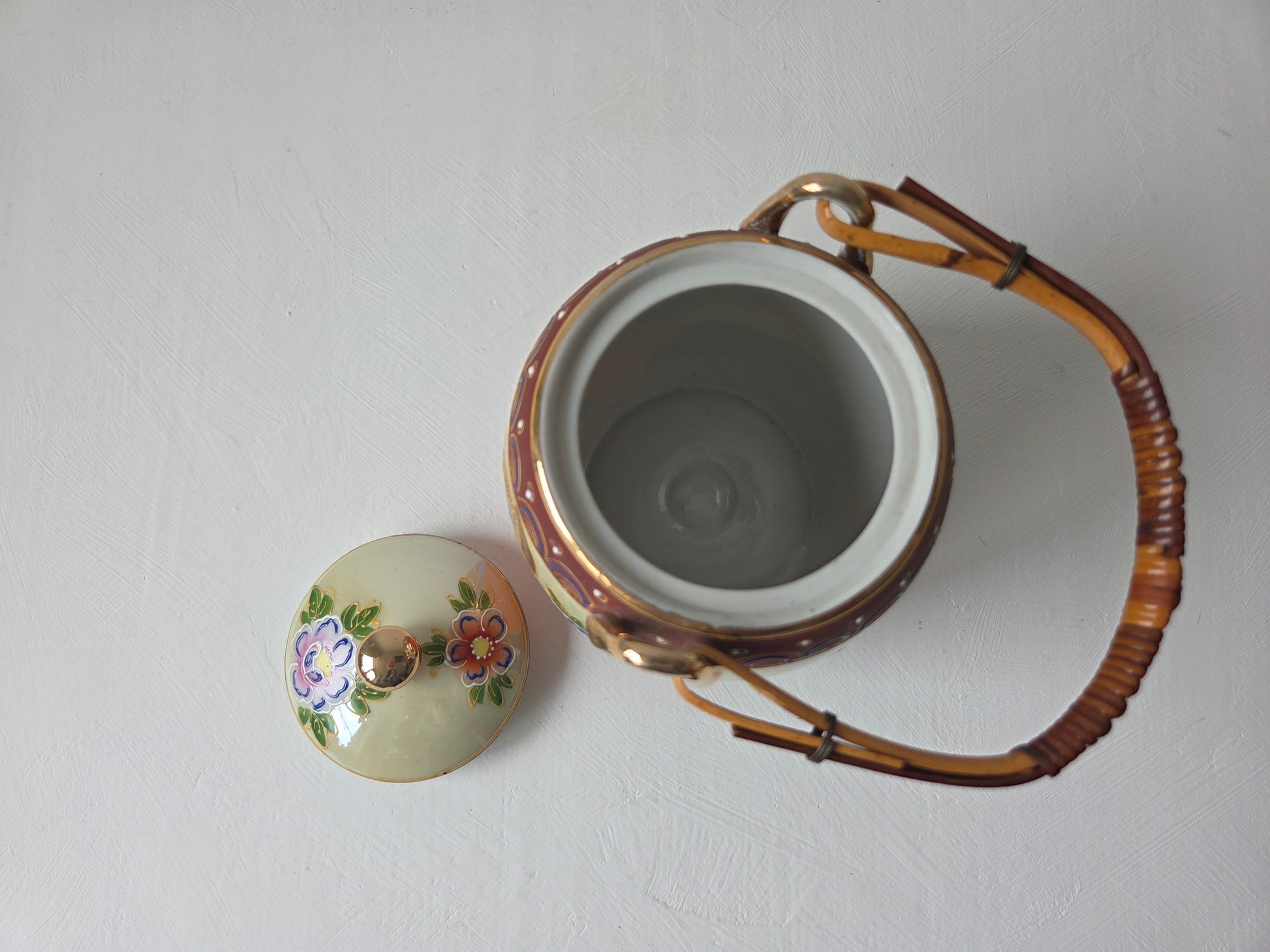 Satsuma stijl pot met zittende figuur en bloemmotieven