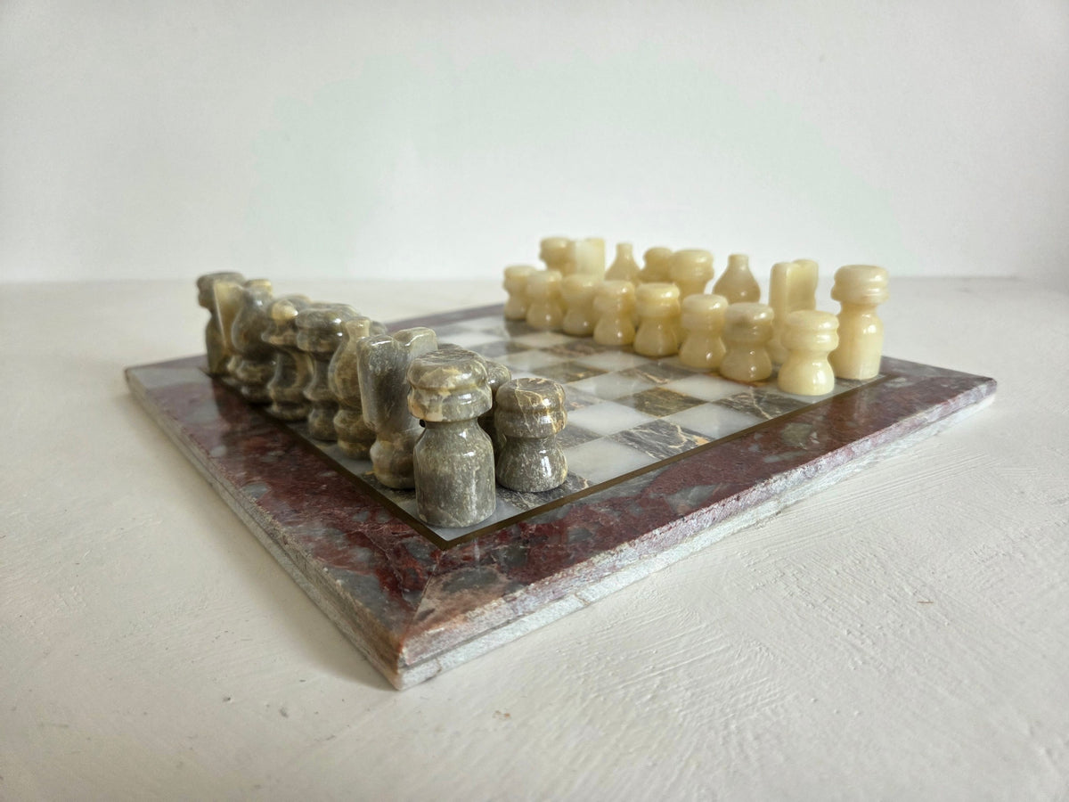 schaakbord met rode rand en goudkleurige lijst