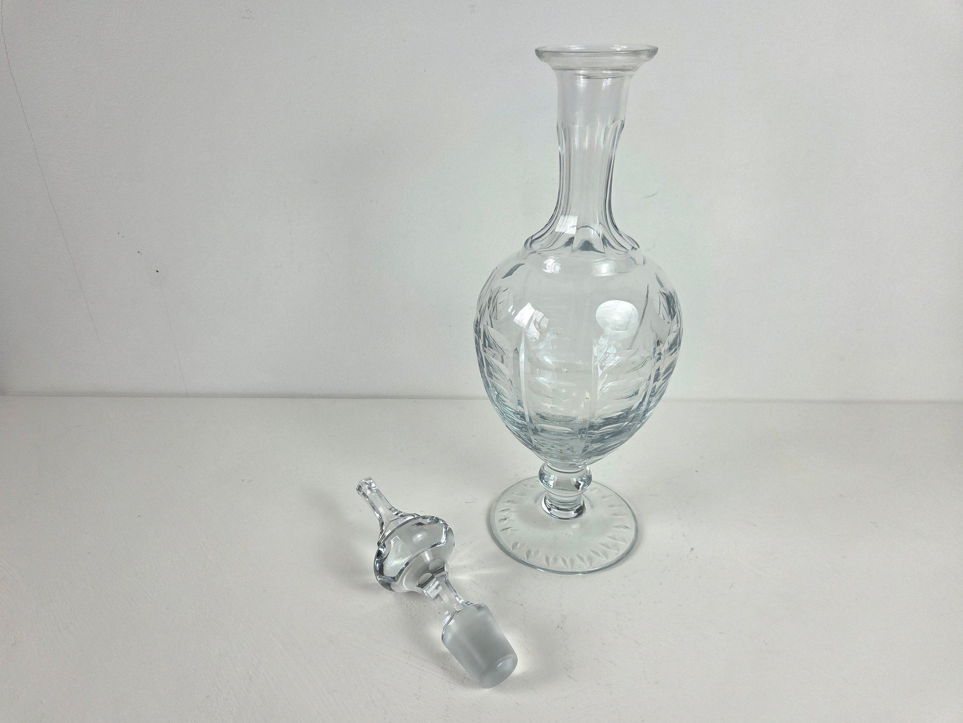 Vintage glaswerk karaf met dop voor etentje