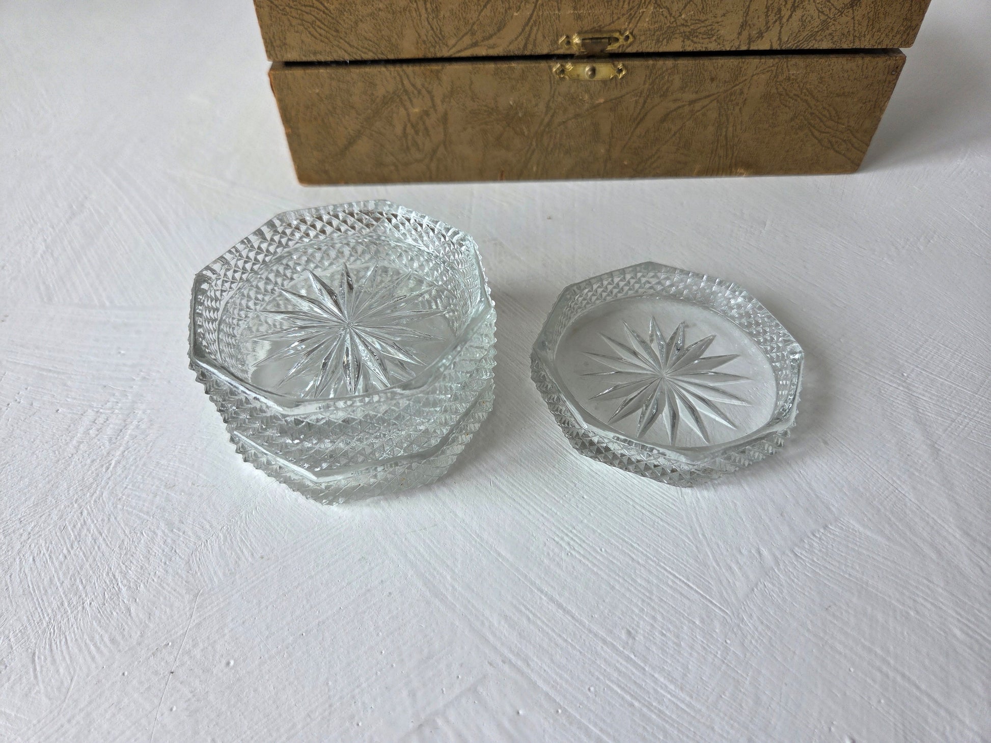 vintage glazen onderzetters stermotief beige doos messing sluiting
