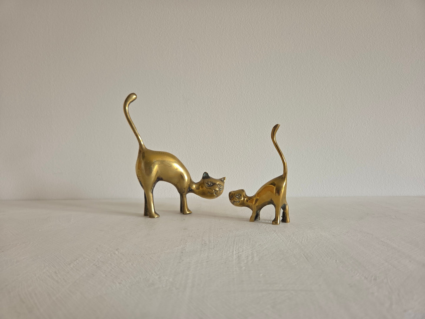 set twee messing katten groot klein decoratief