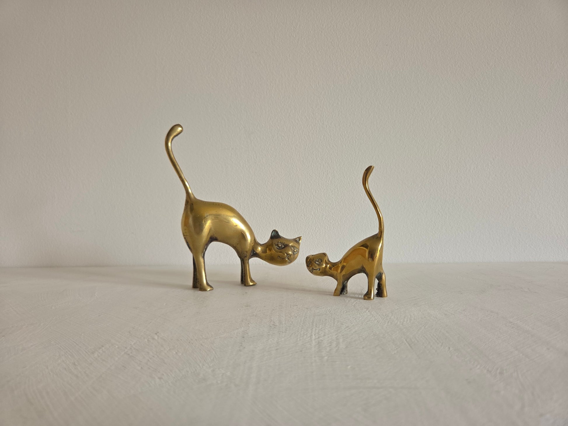 set twee messing katten groot klein decoratief