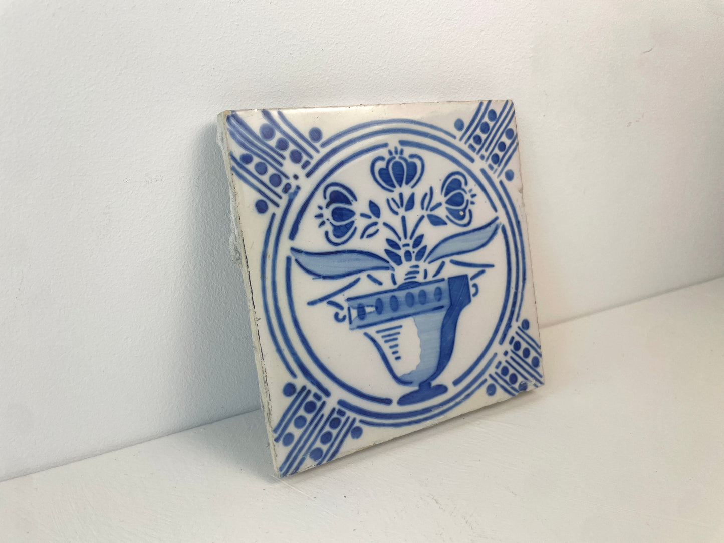 Achterzijde tegels met cementresten