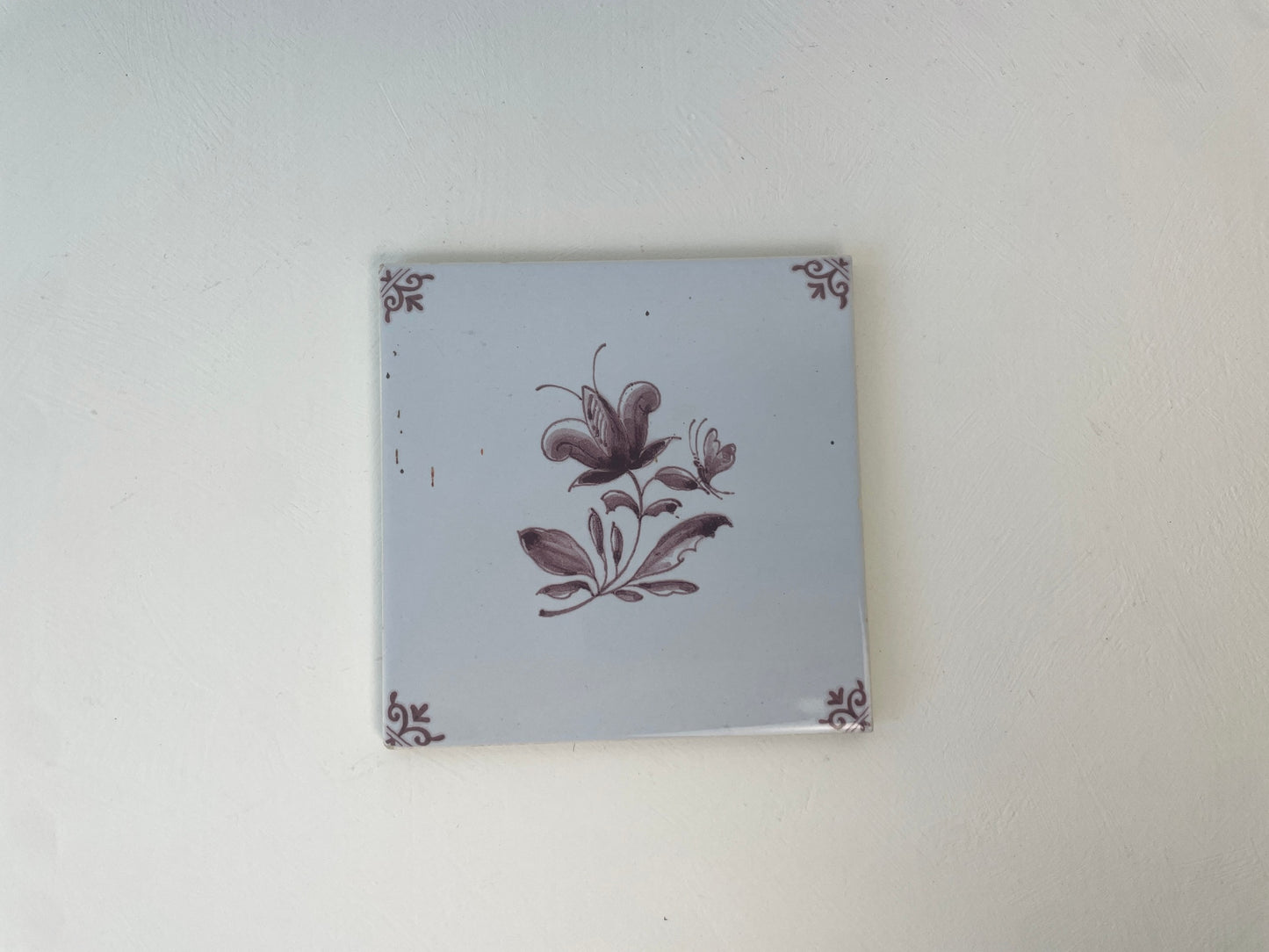 Achterzijde van tegel met Westraven-stempel