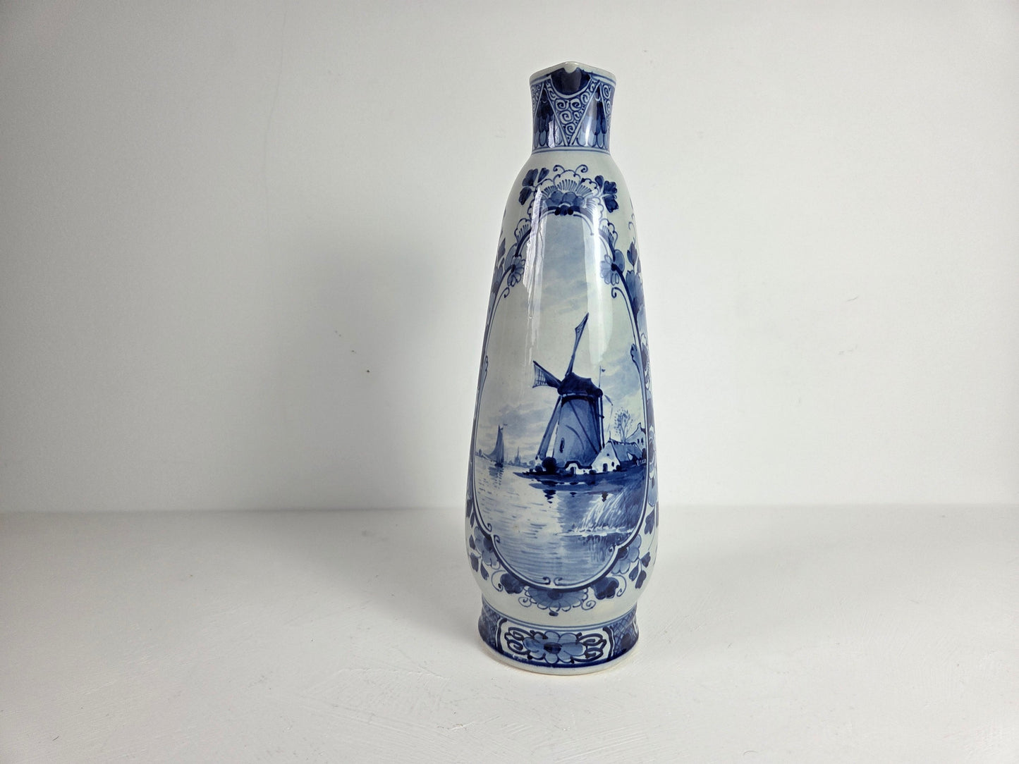 Delfts blauwe schenkkruik op witte achtergrond