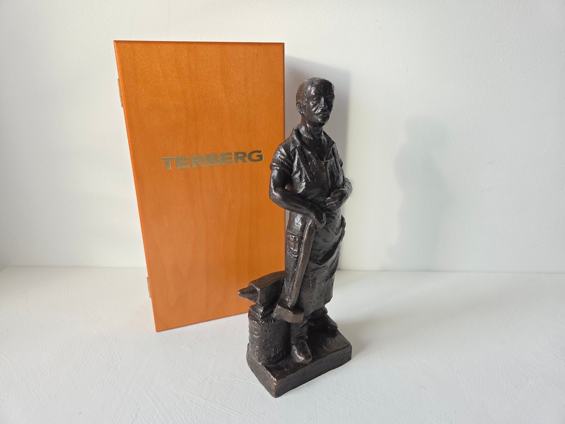 Metalen beeld met bronskleurige patina