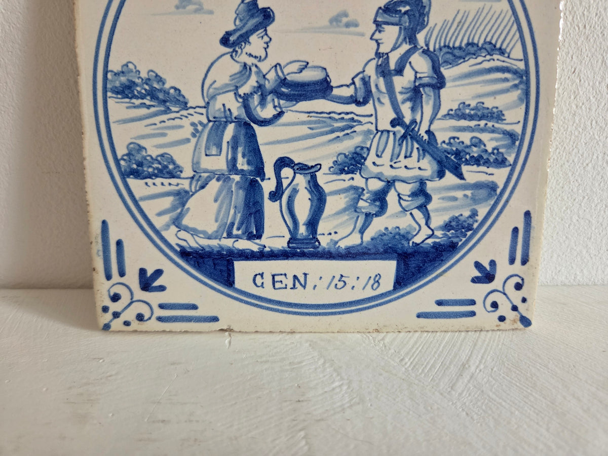 handgeschilderde tegel met wijnkruik op grond