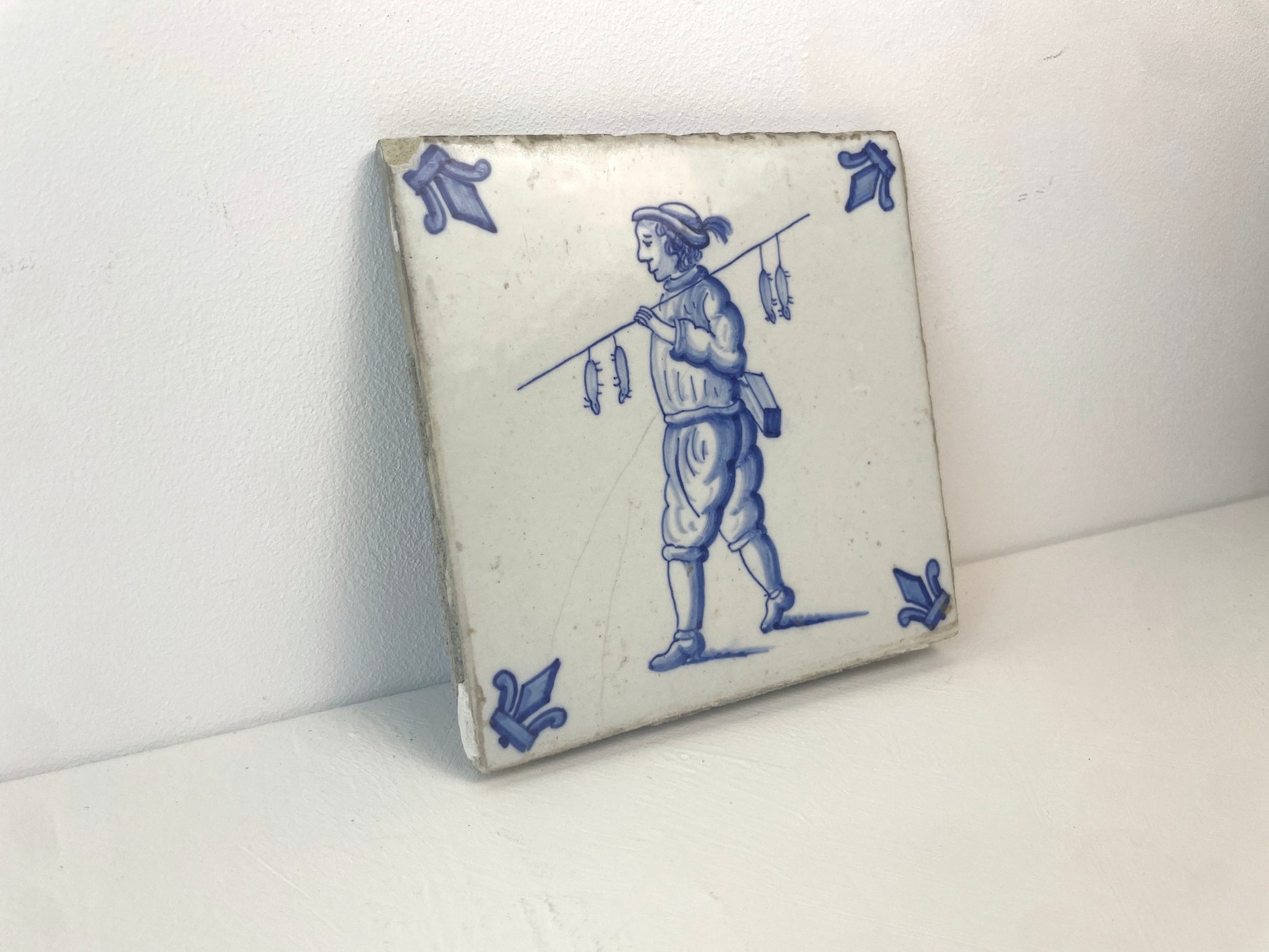 Nederlandse keramiektegel met volksverhaal