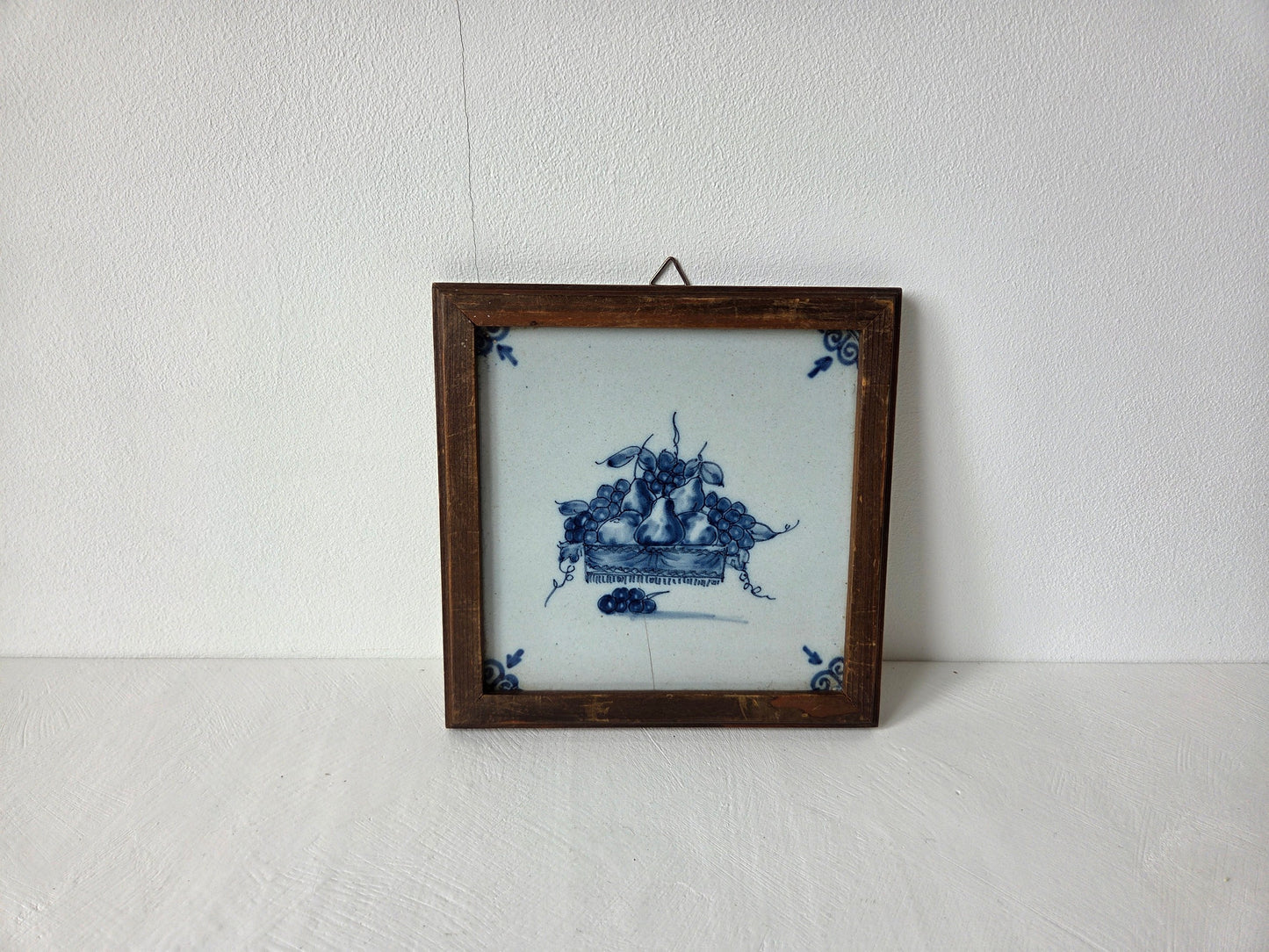 Delfts blauwe tegel fruitmand peren druiven houten lijst