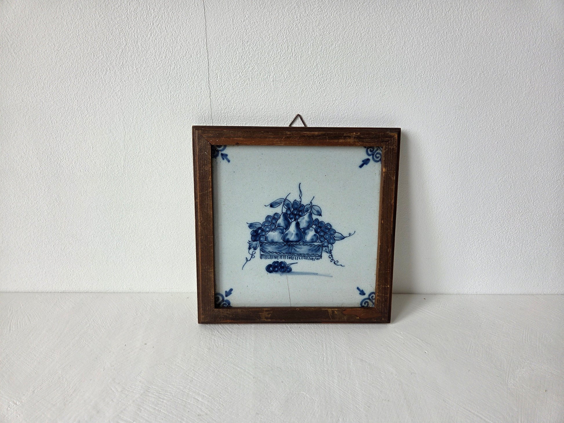 Delfts blauwe tegel fruitmand peren druiven houten lijst