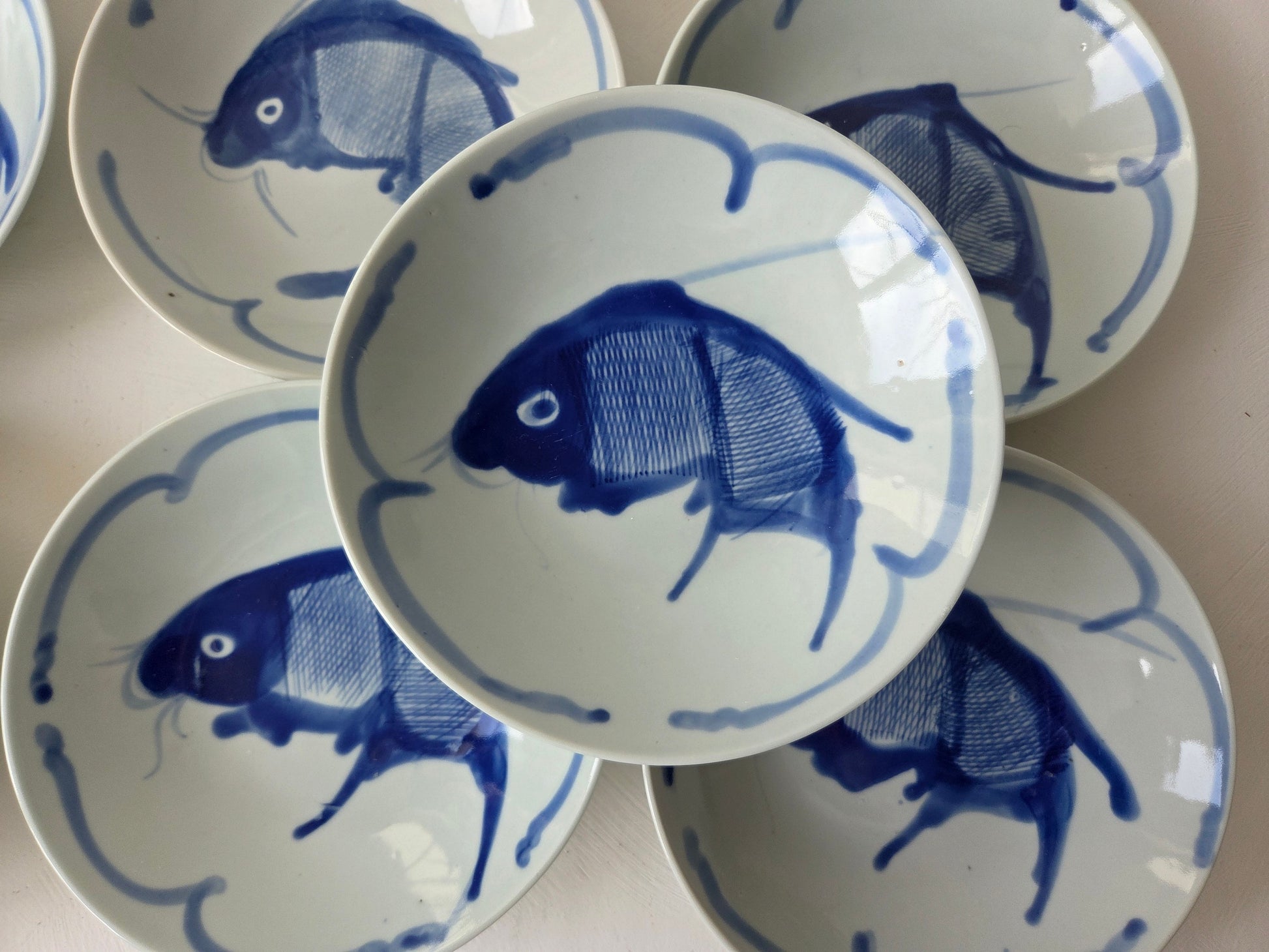 tien blauw witte koischaaltjes bij elkaar