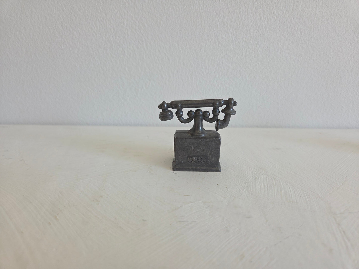 tinnen telefoon met hoorn op steun