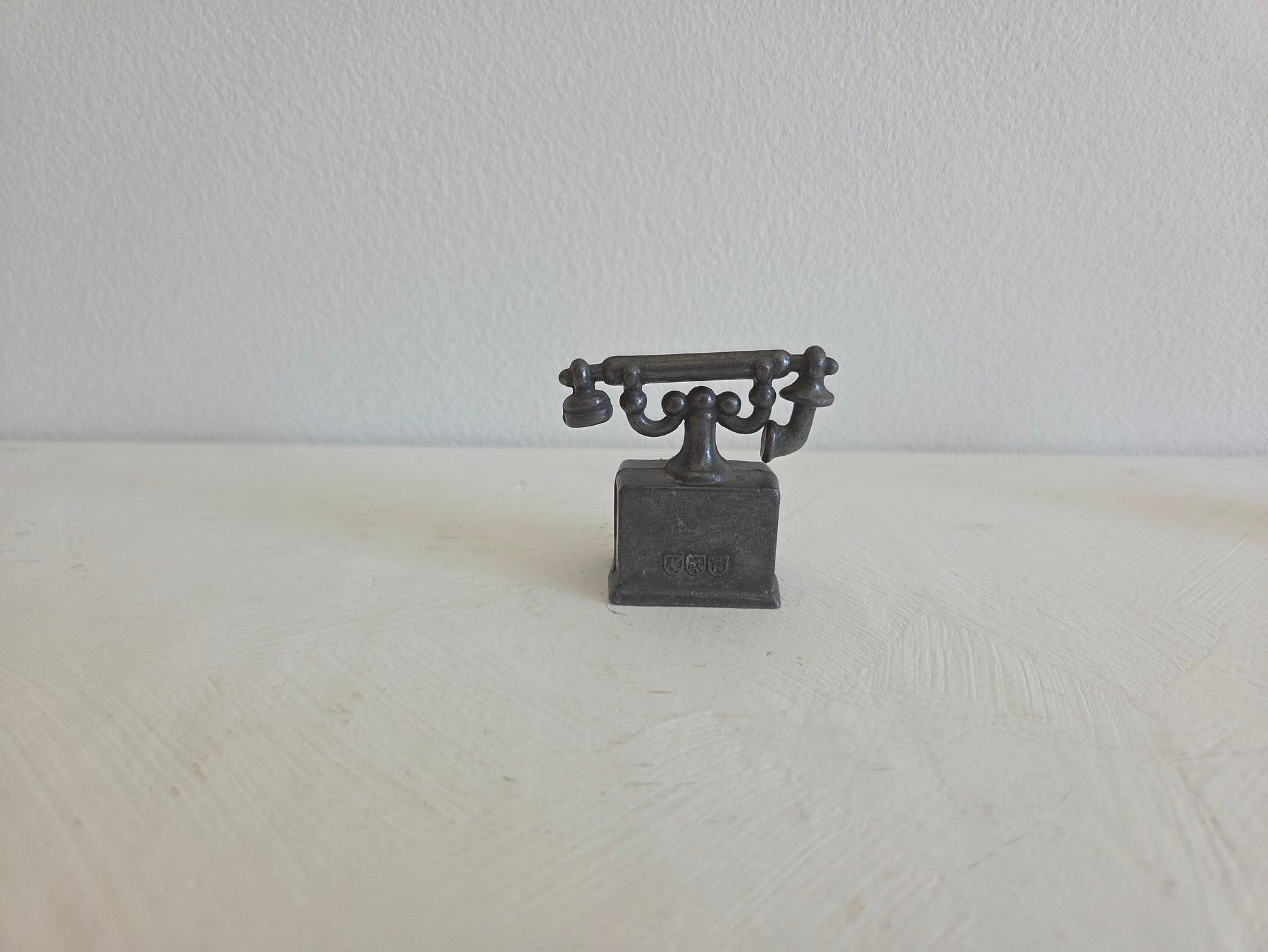 tinnen telefoon met hoorn op steun