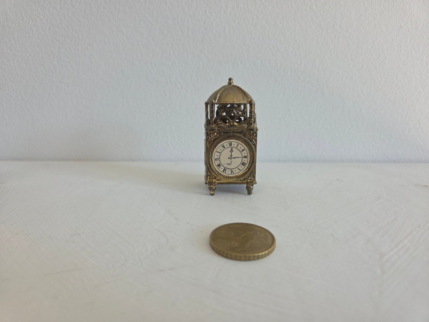 miniatuur torenklok met wijzerplaat romeinse cijfers