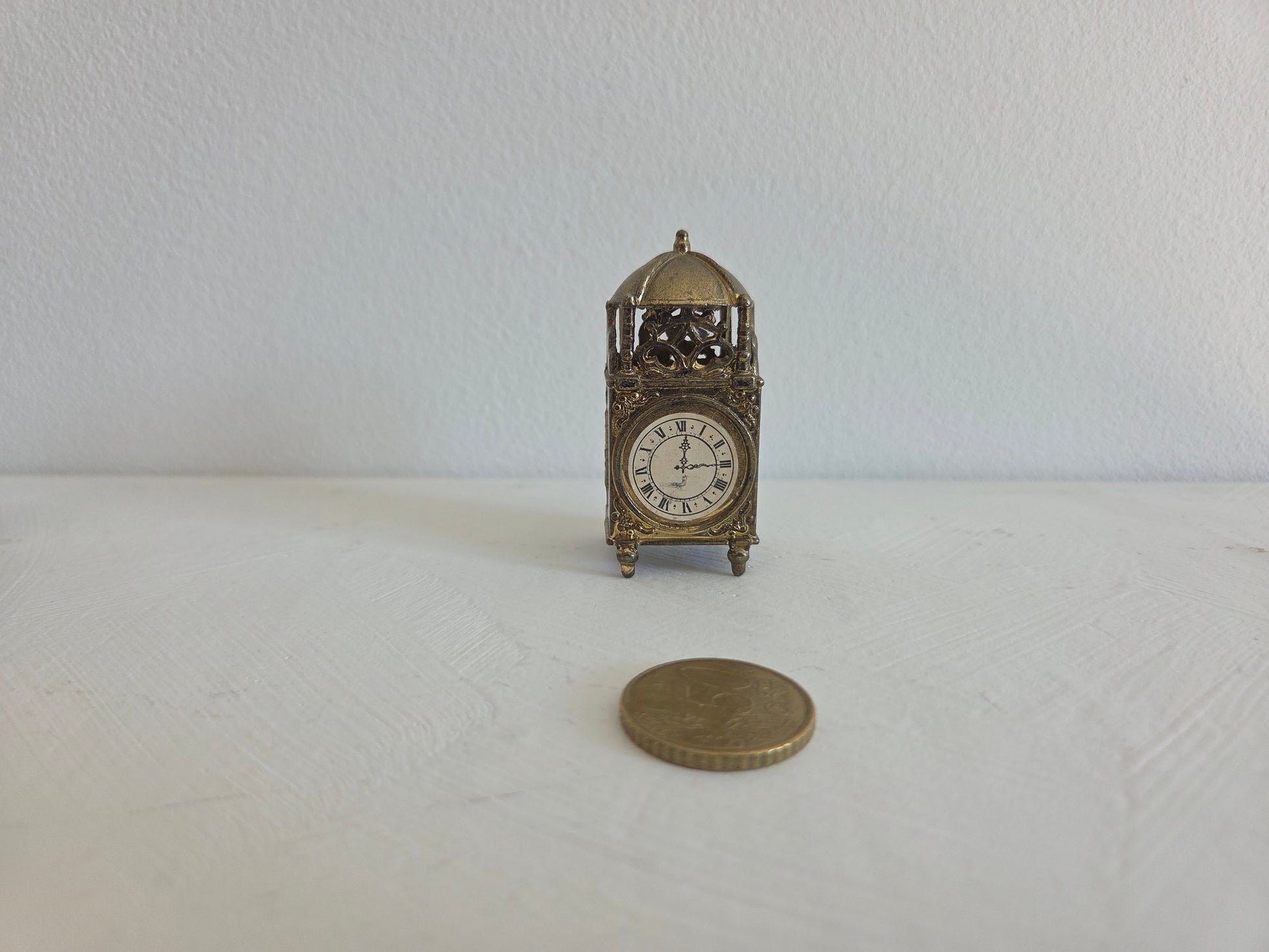 miniatuur torenklok met wijzerplaat romeinse cijfers