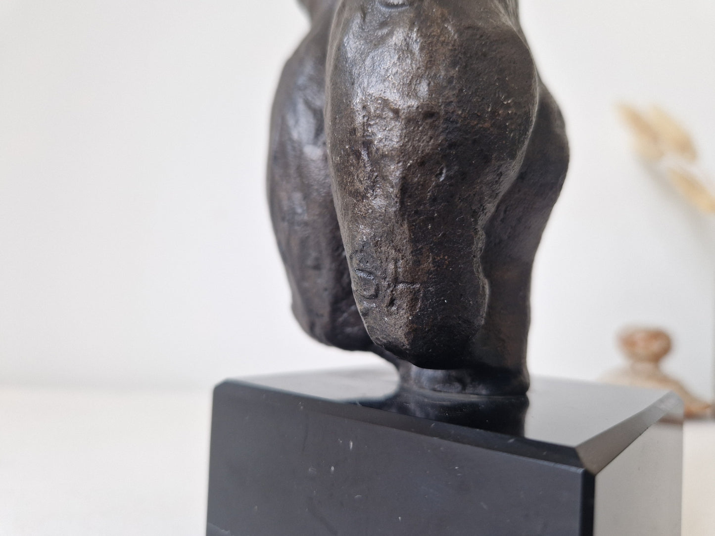 bronzen torso op hardstenen sokkel