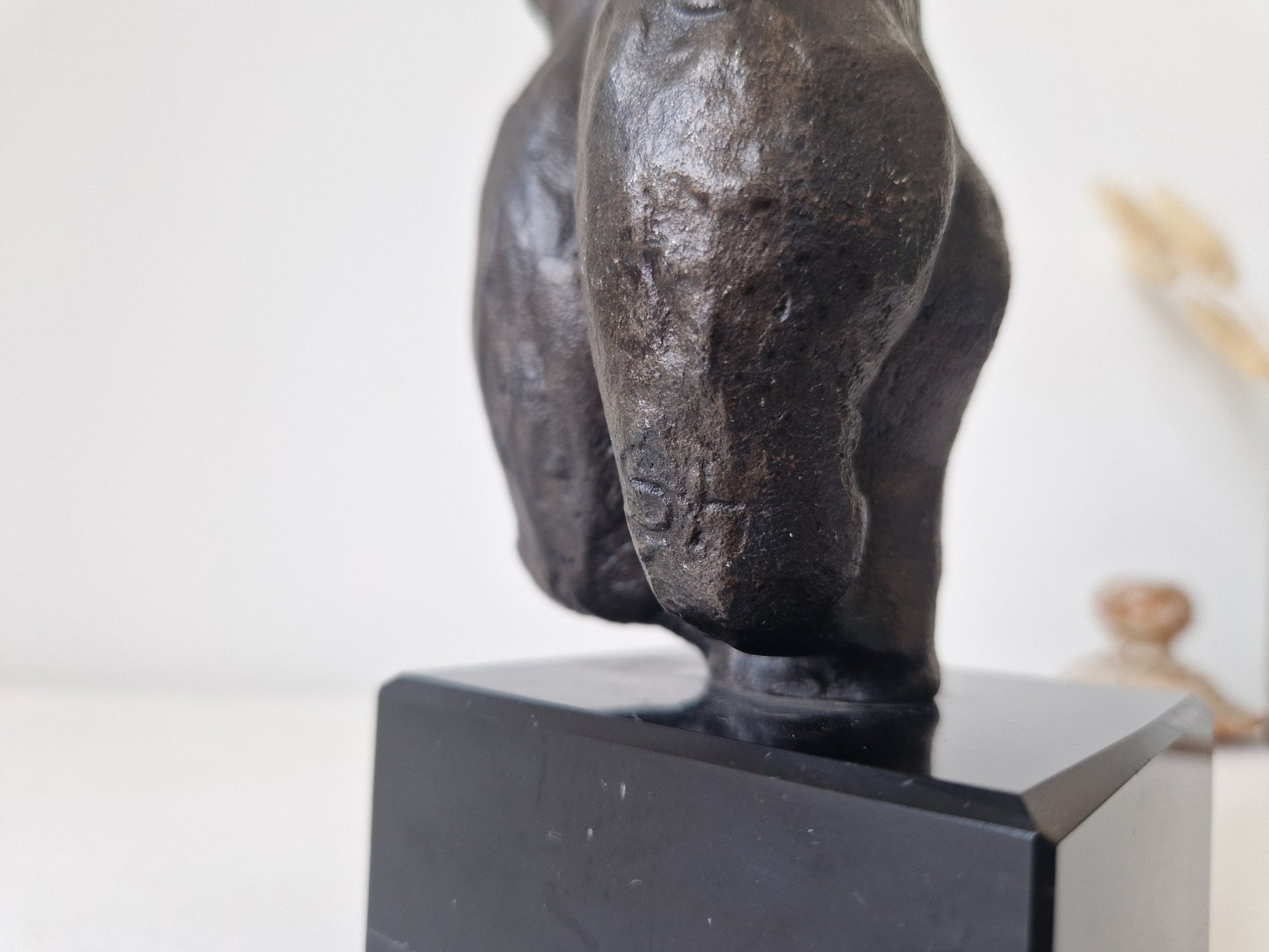 bronzen torso op hardstenen sokkel