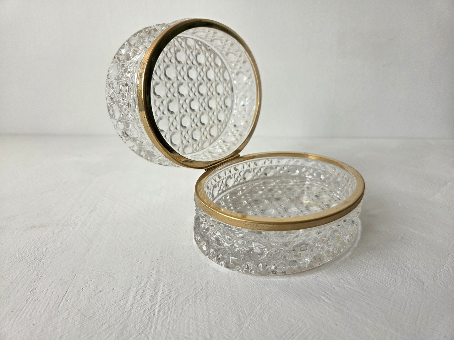 kristallen doosje op witte ondergrond