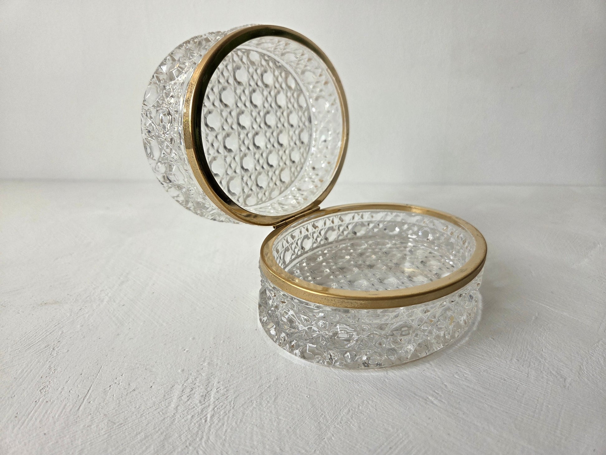 kristallen doosje op witte ondergrond