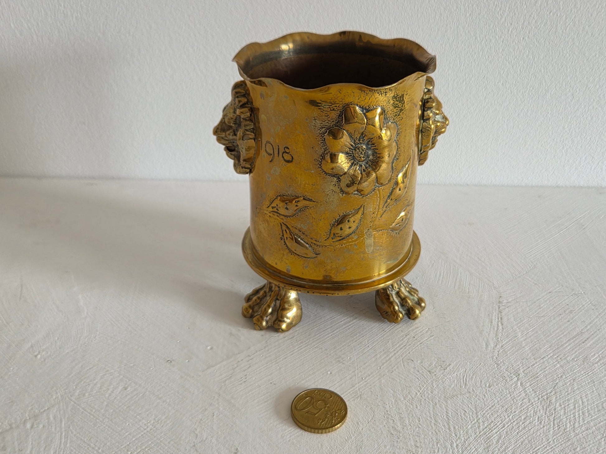 messing beker WOI loopgravenkunst leeuwenkop handvat