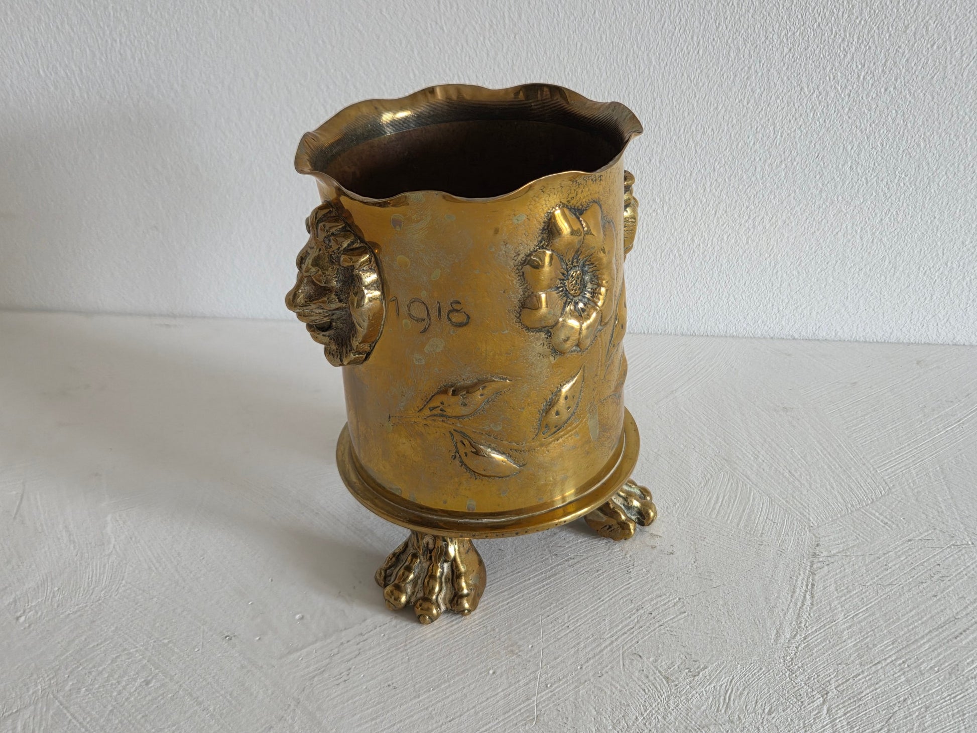 trench art messing vaasje leeuwenpoten voetjes 1918