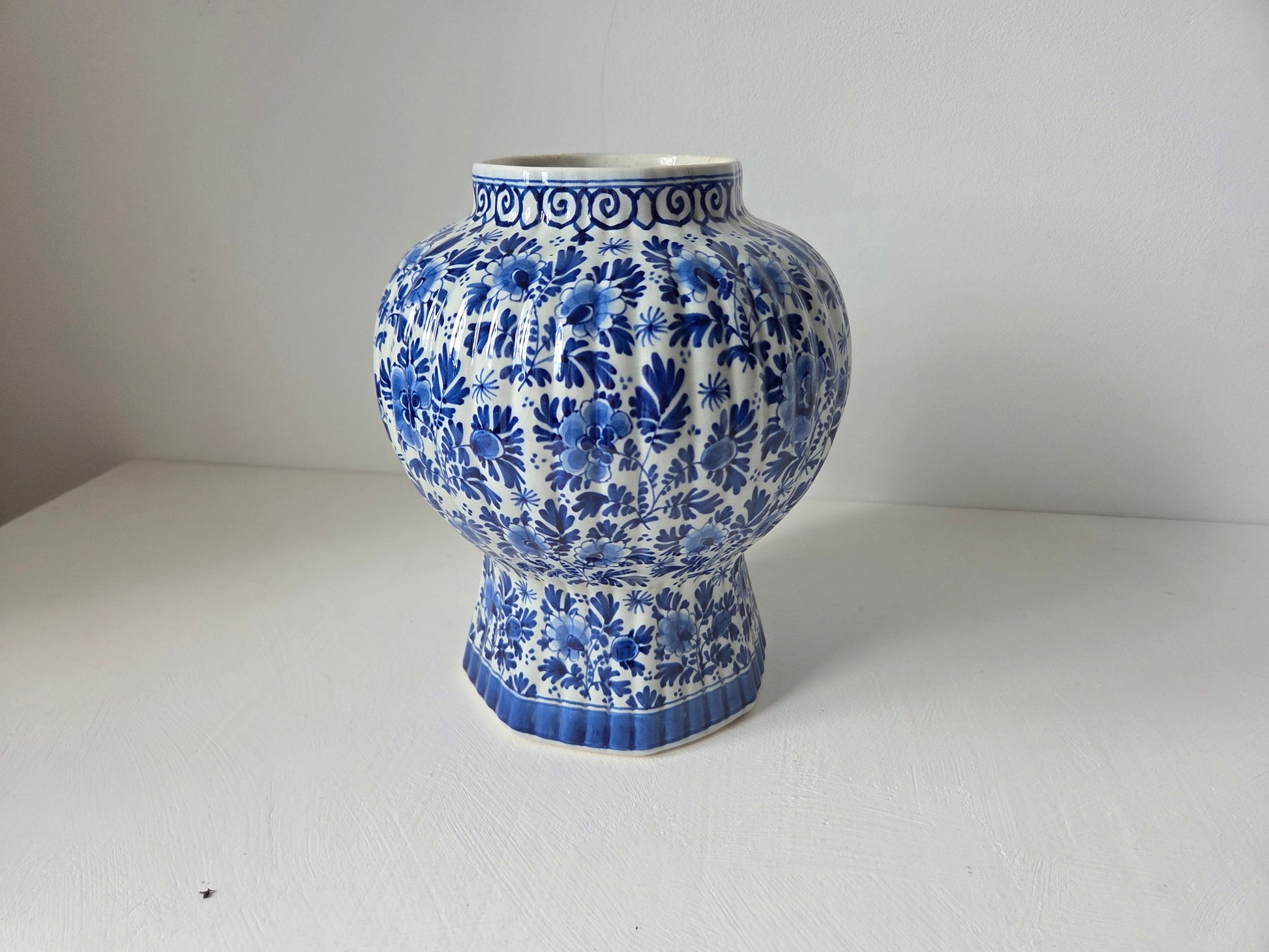 Delfts blauwe vaas met korte hals