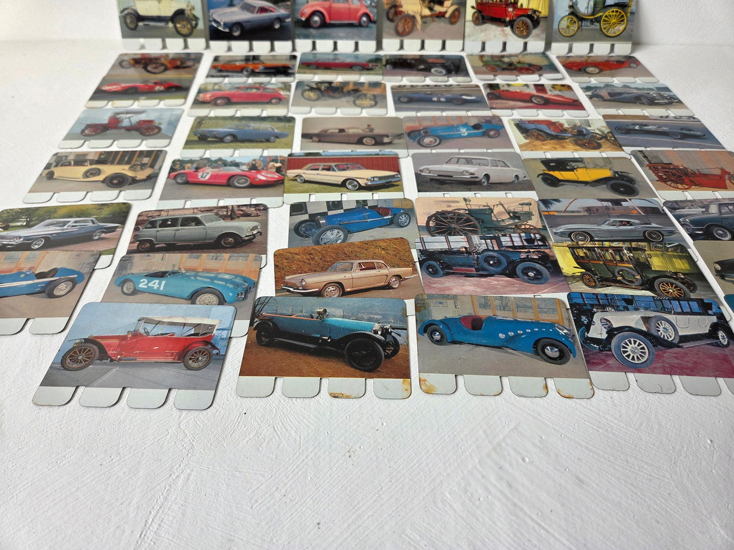 overzicht 47 metalen autoplaatjes