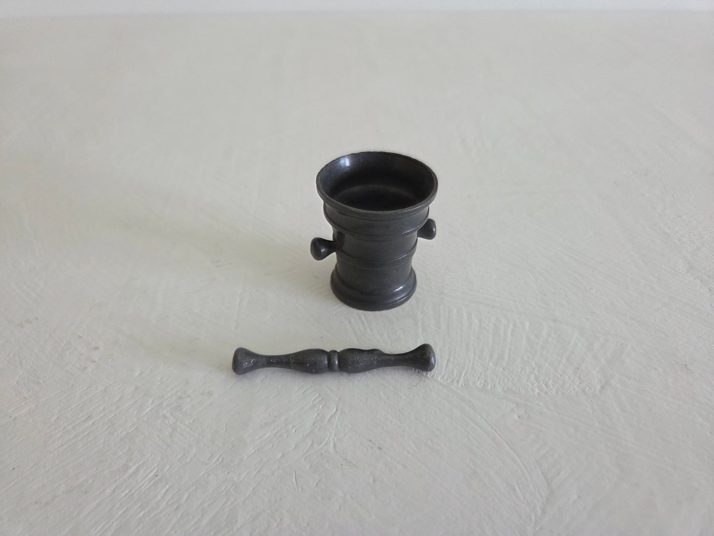 miniatuur letterbakvijzel van tin