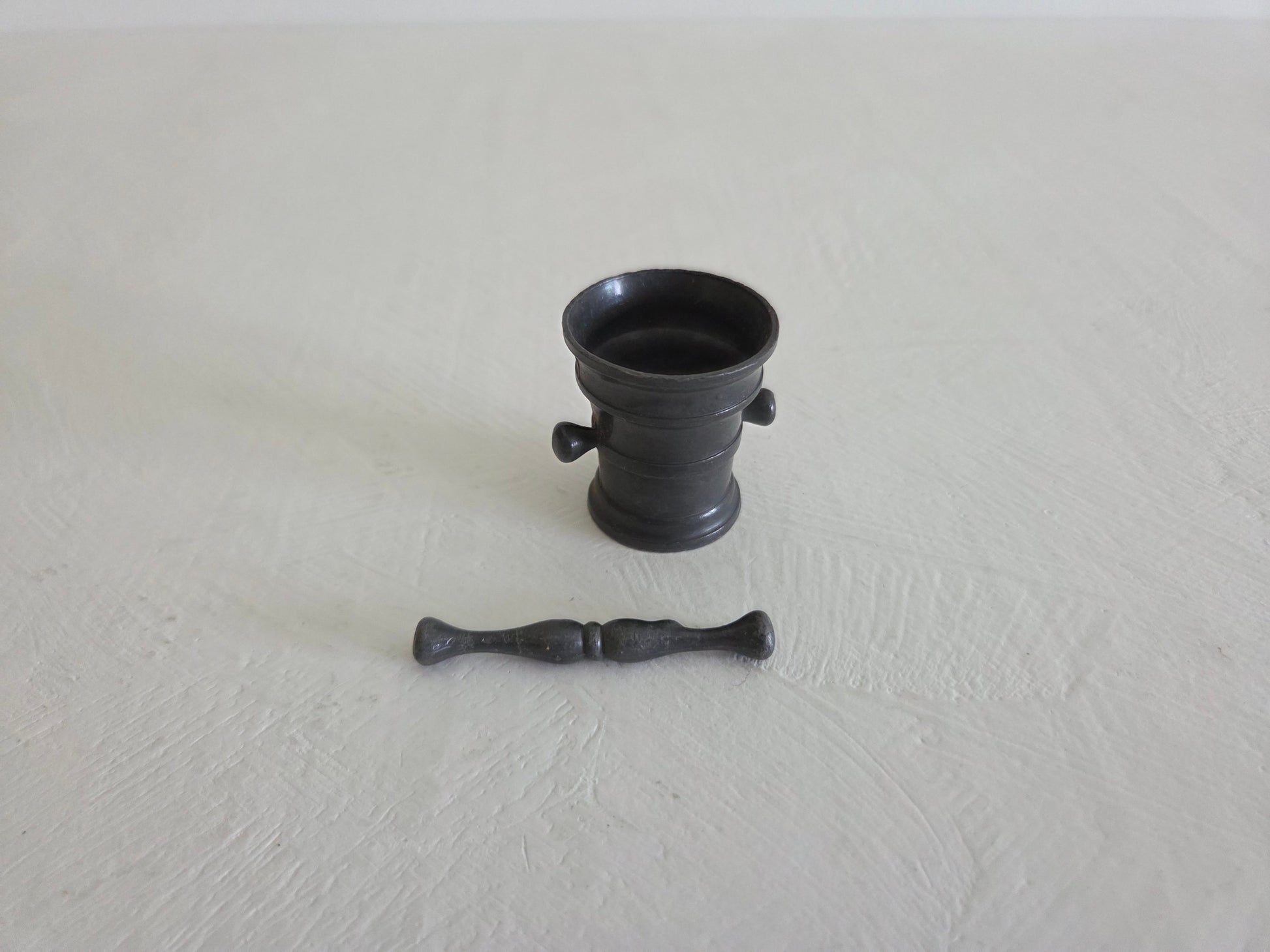 miniatuur letterbakvijzel van tin