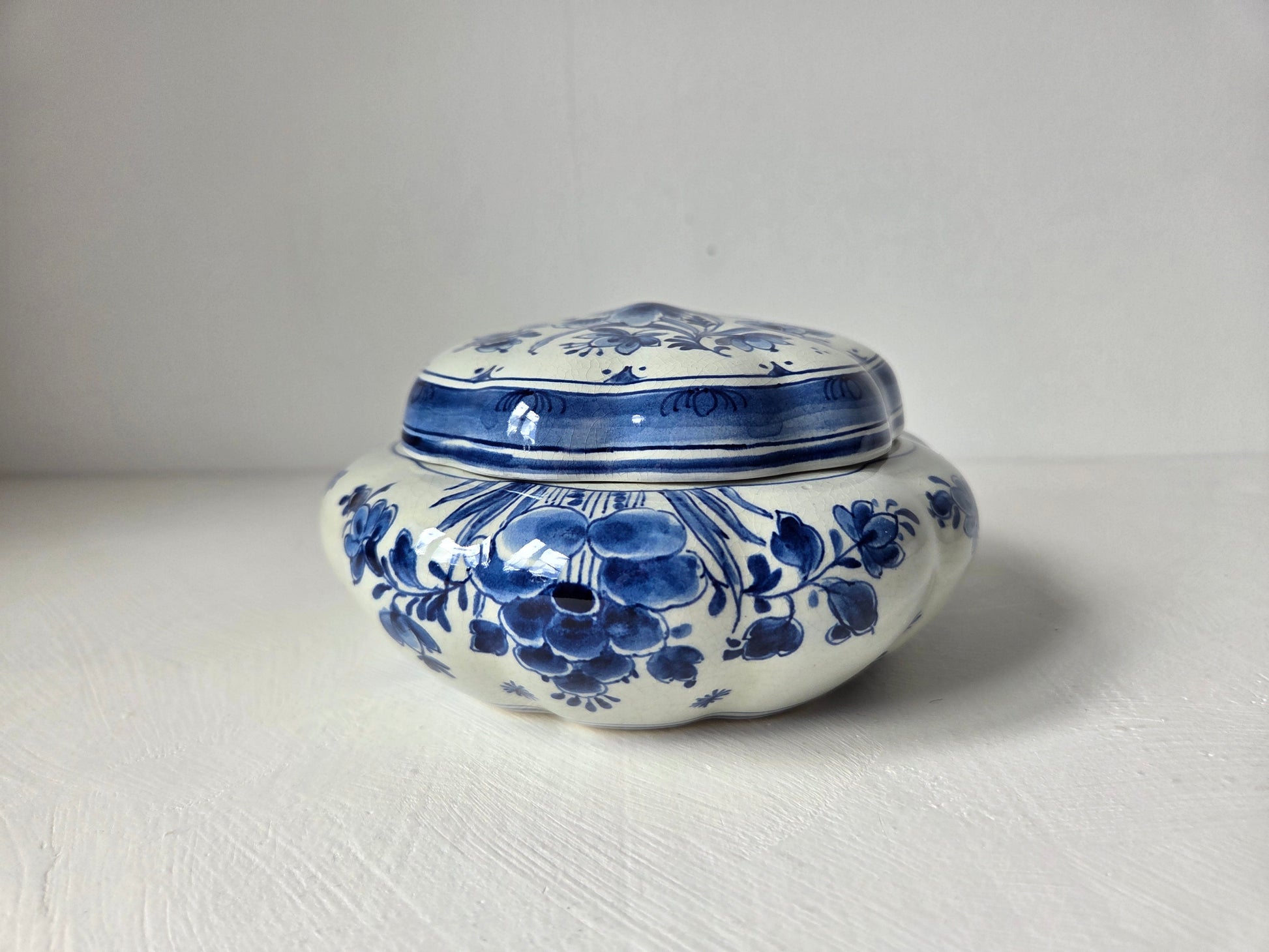 Delfts blauwe bonbonnière met craquelé