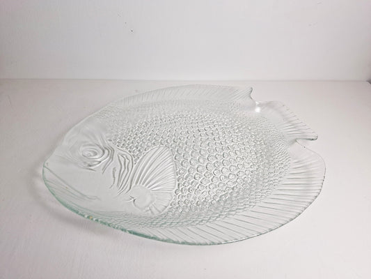 Glazen visschaal met zichtbare schubben en staart