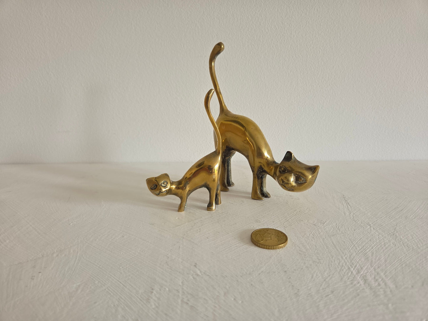 vintage messing kat beeldje gebogen rug koppen