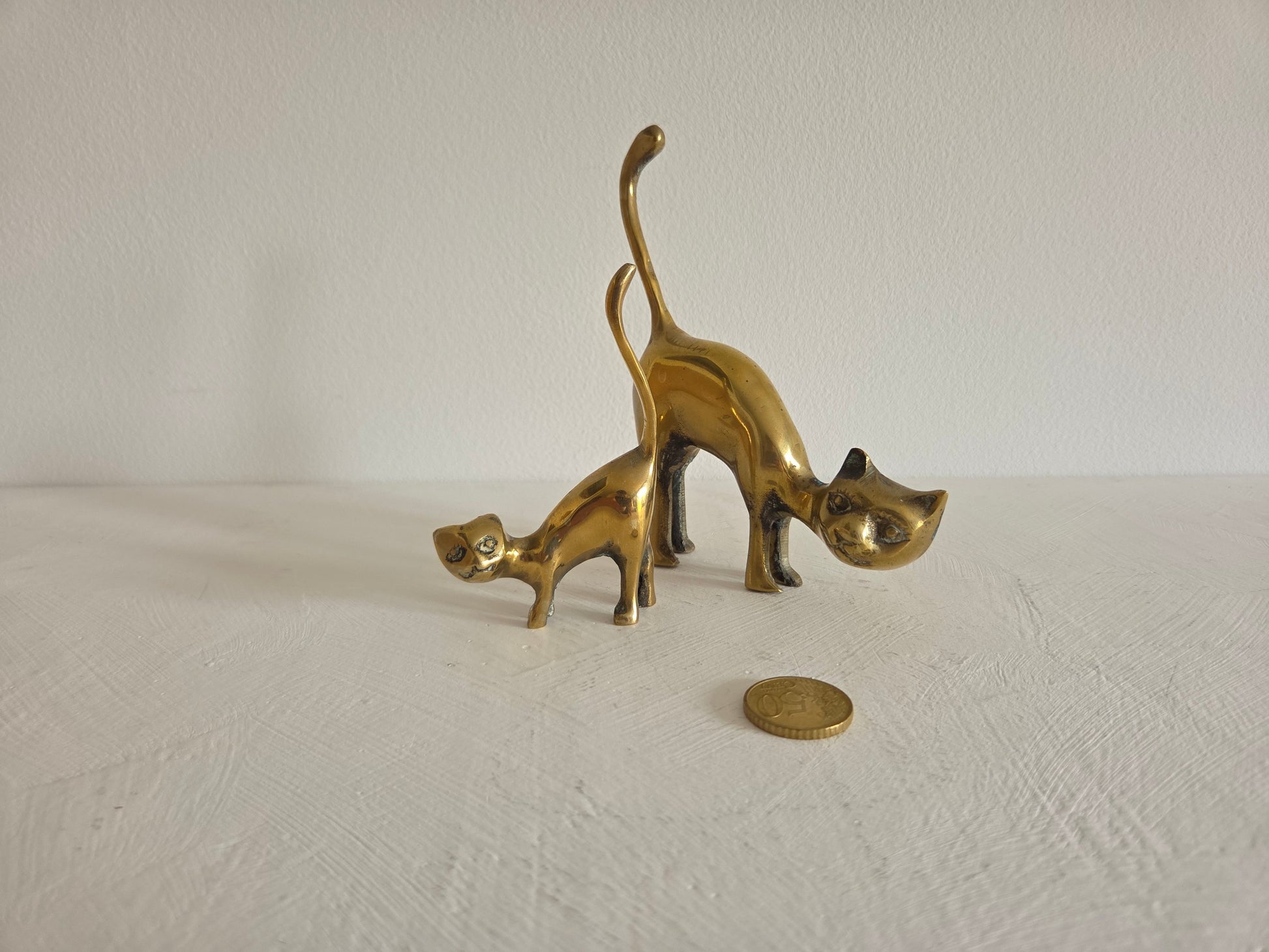 vintage messing kat beeldje gebogen rug koppen
