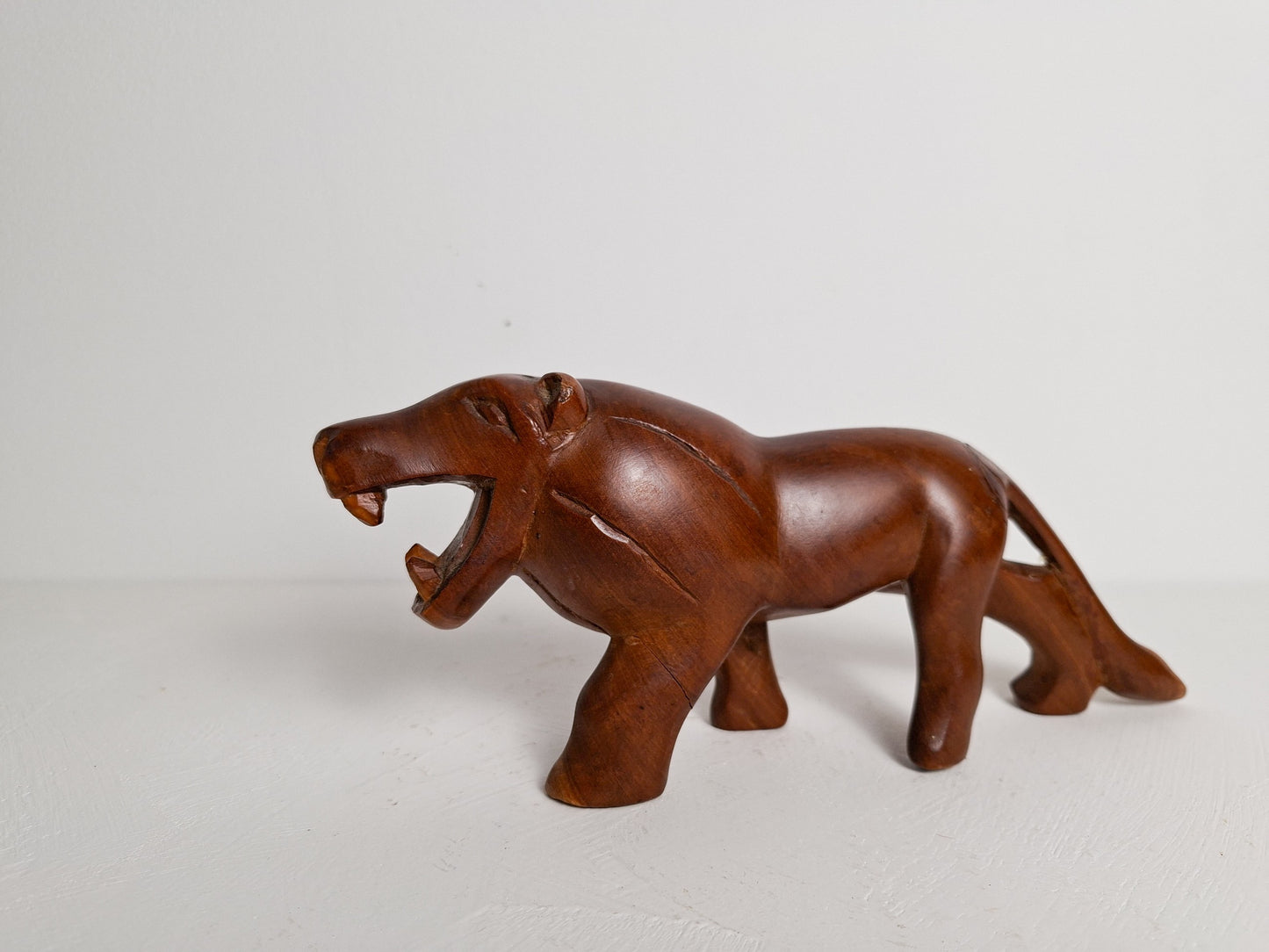 Handgesneden houten leeuw decoratie