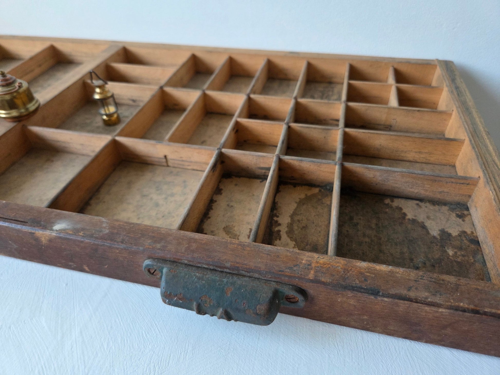 drukkerij wandbak hout verkleurd vier maten vakjes