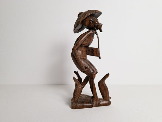 man met tas en eenden houten beeld