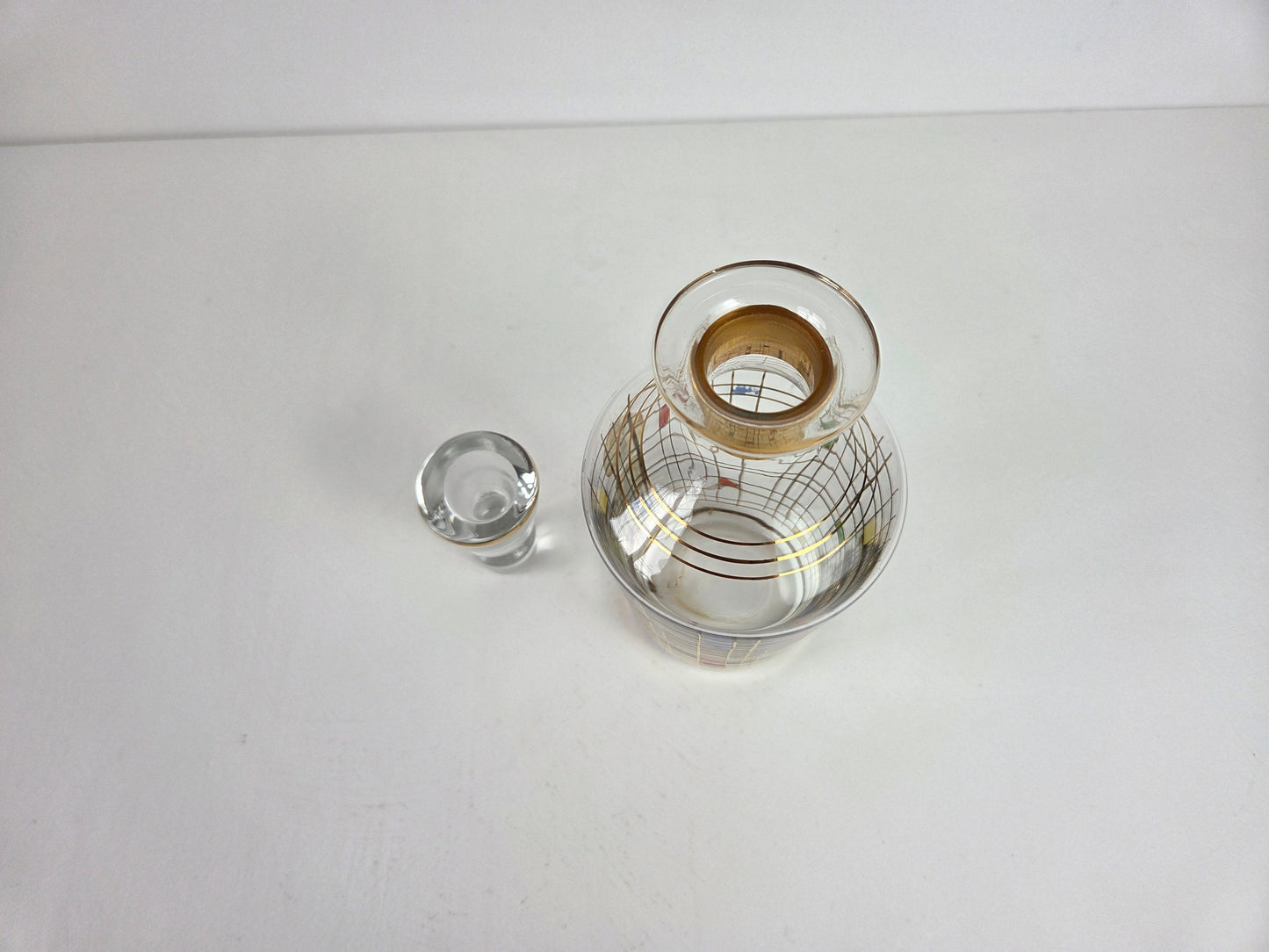 vintage karaf met gouden rand en patroon
