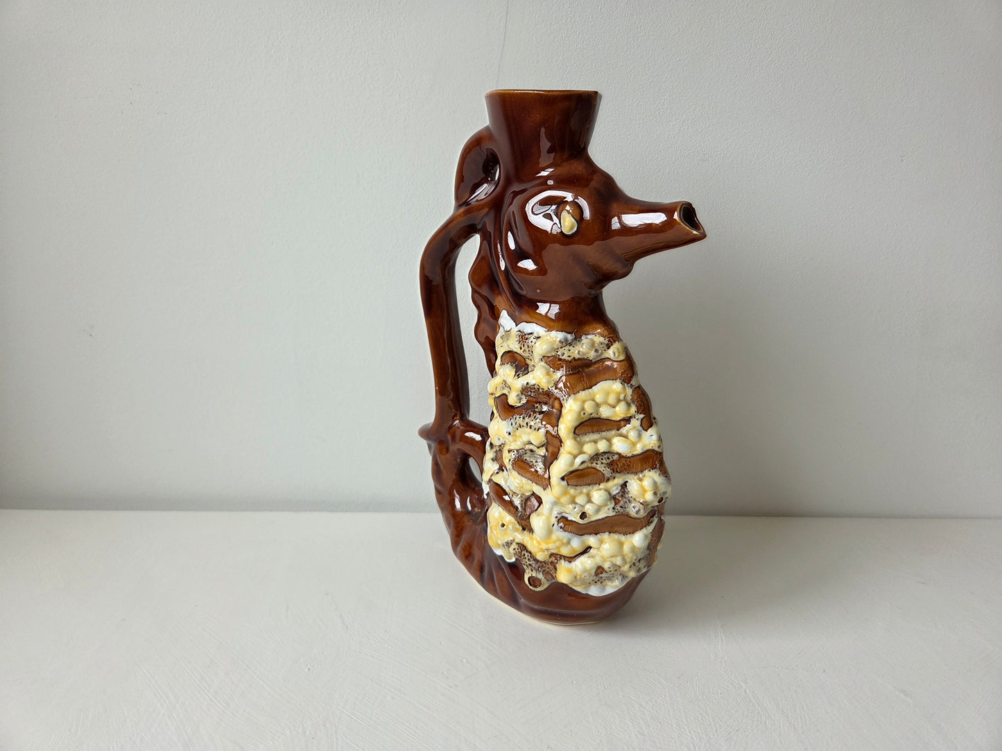 handgemaakt aardewerk zeepaardje kan geel wit golvend