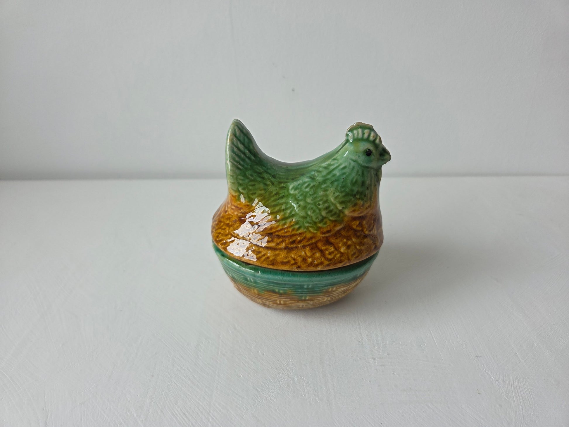 vintage terrine kip vorm groen bruin keramiek nest