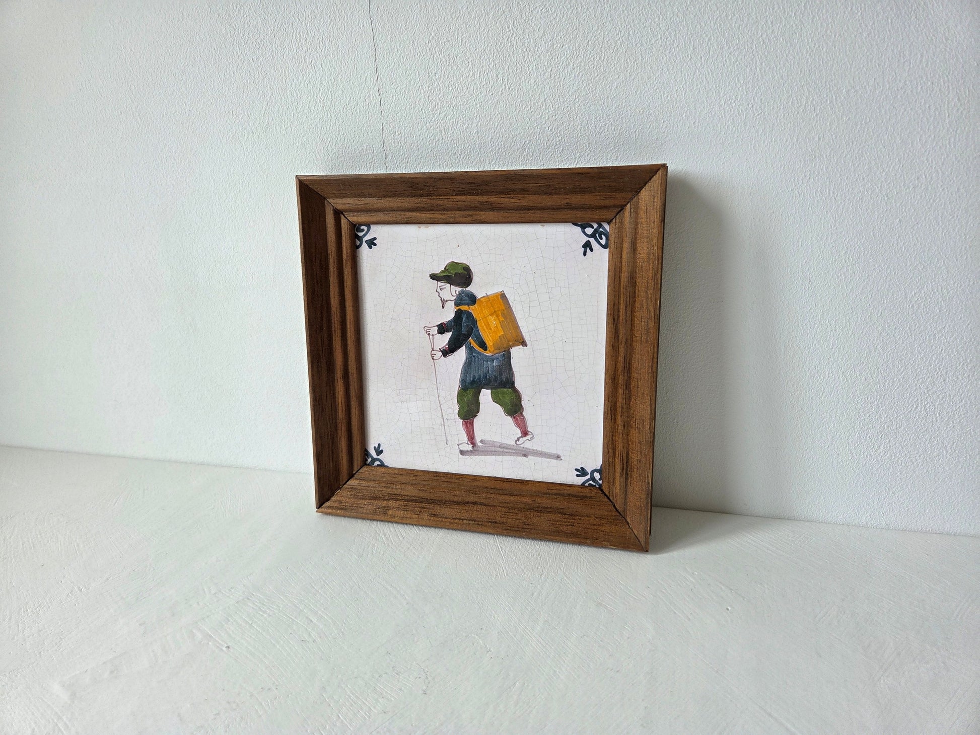 keramieken tegel craquelé lopende figuur blauw hoekornament