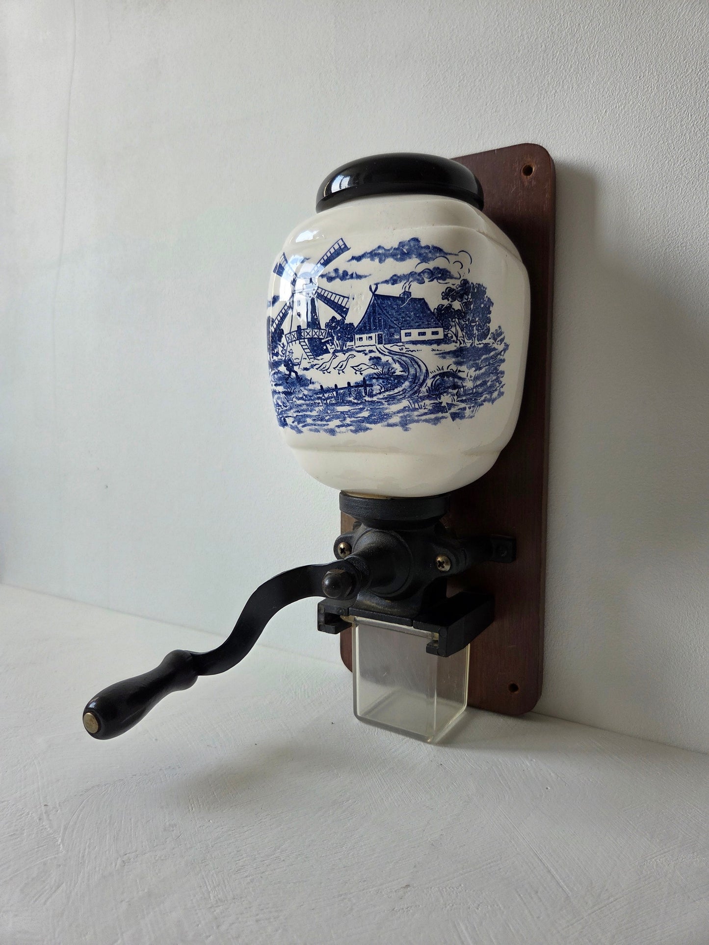 koffiemolen van hout metaal en keramiek