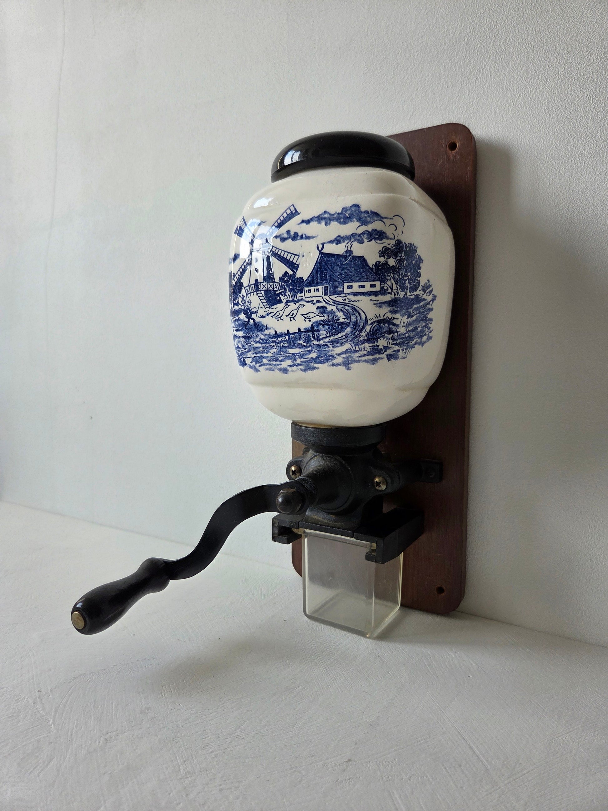 koffiemolen van hout metaal en keramiek