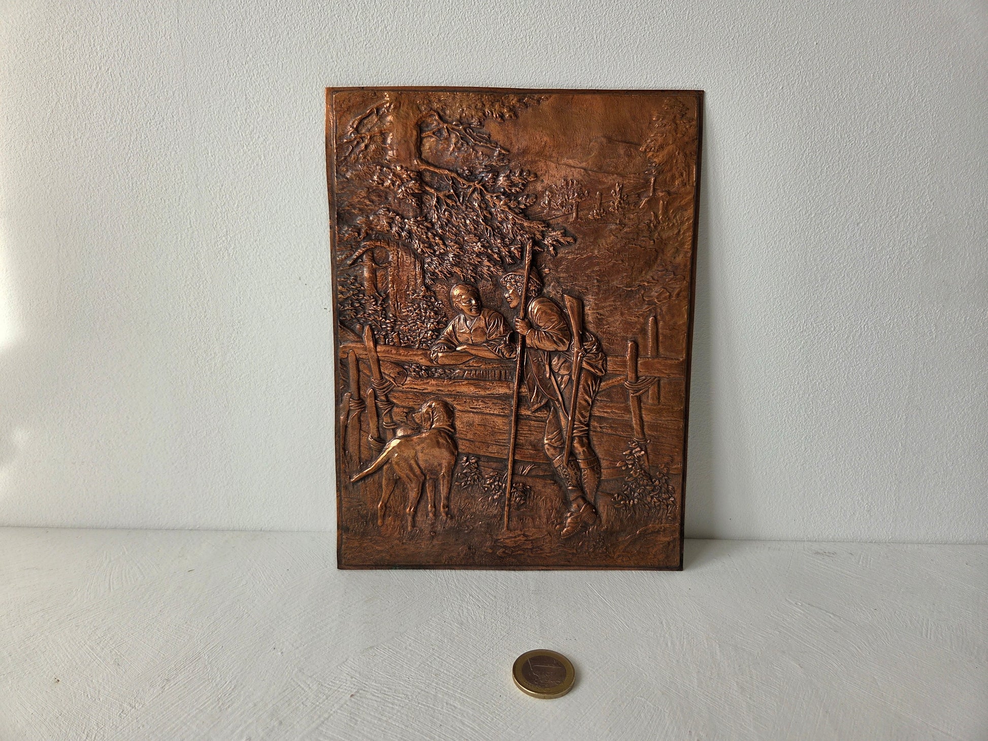 reliëfafbeelding in koper met landschap