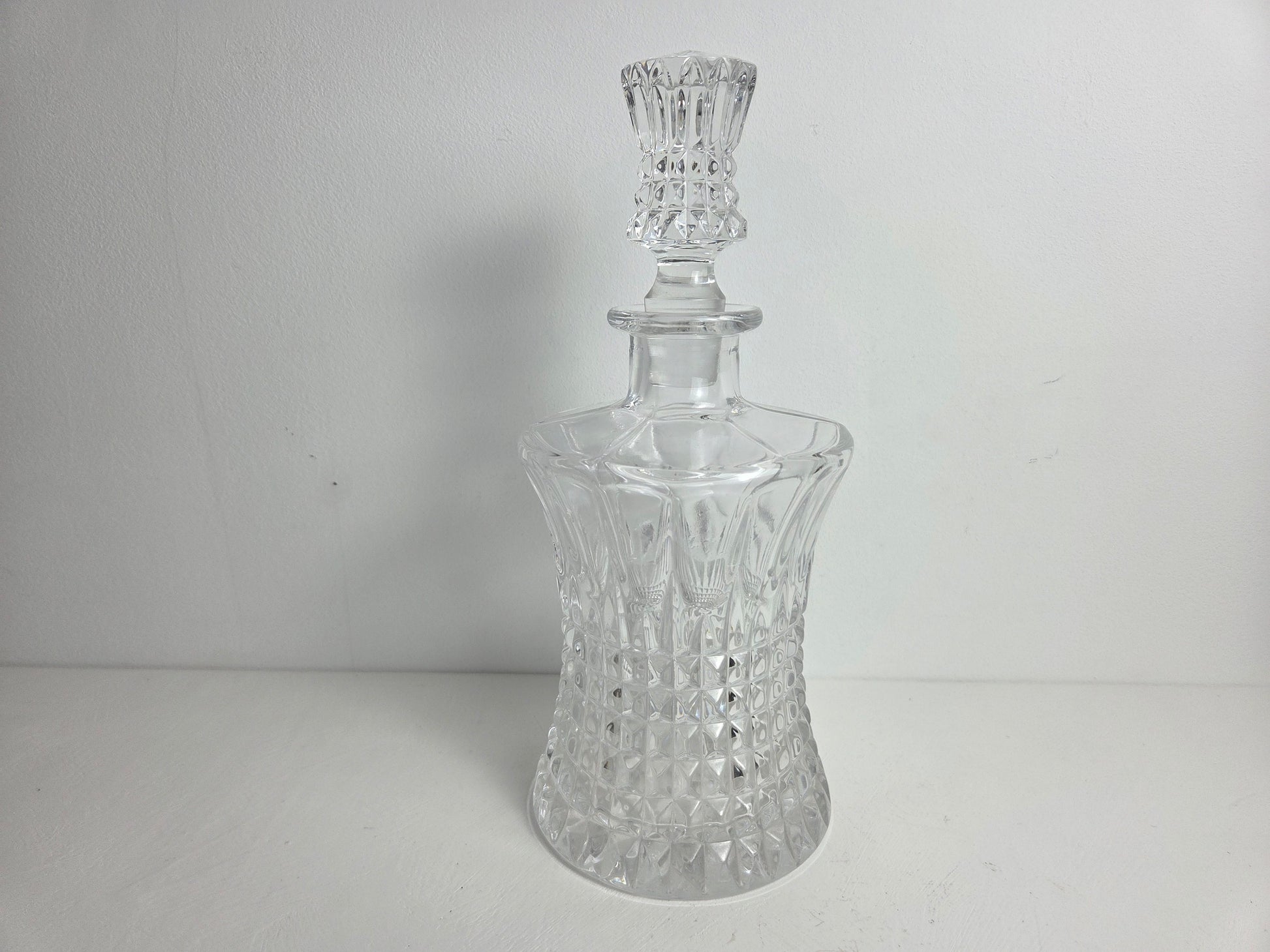 kristallen karaf met geslepen patroon