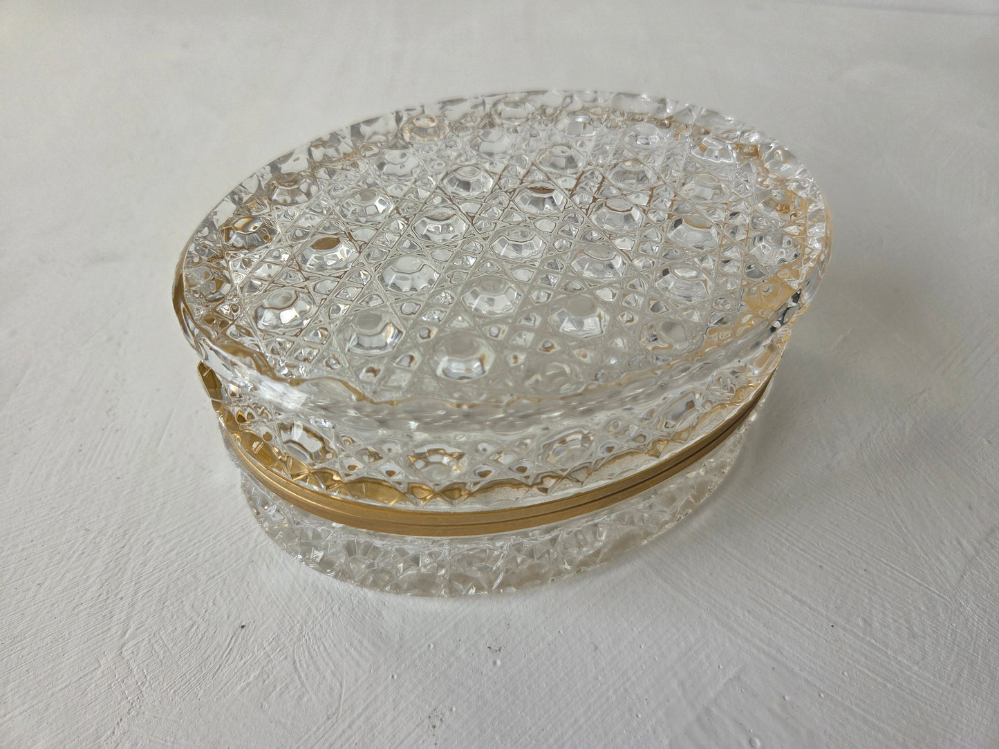 messing rand rond kristallen sieradendoosje