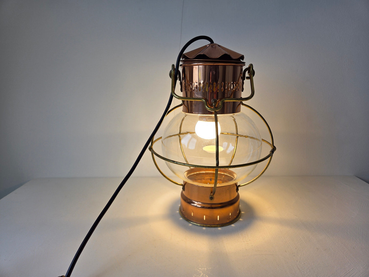 koperen scheepslamp geperforeerde kap voet omgebouwd