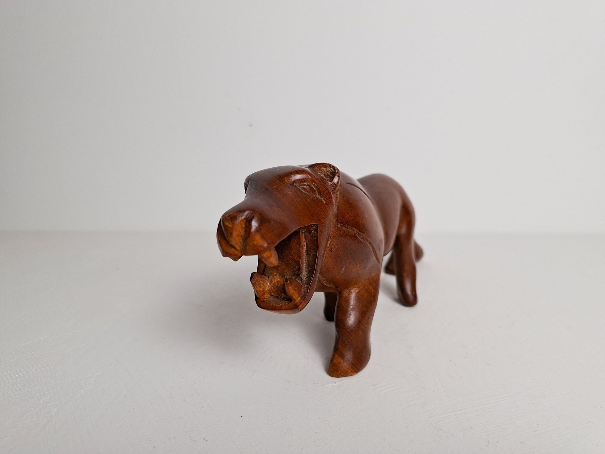 Vintage leeuw beeld van hout